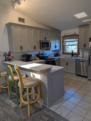 ثلاجة، ميكروويف، فرن، موقد طهي مسطح