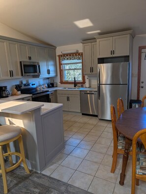 ثلاجة، ميكروويف، فرن، موقد طهي مسطح