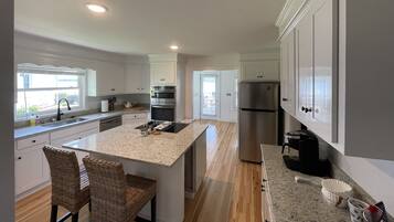 Jääkaappi, mikroaaltouuni, uuni, liesi