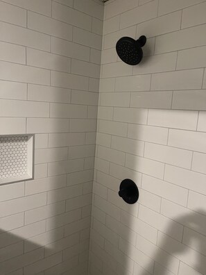 Een bad, handdoeken, toiletpapier