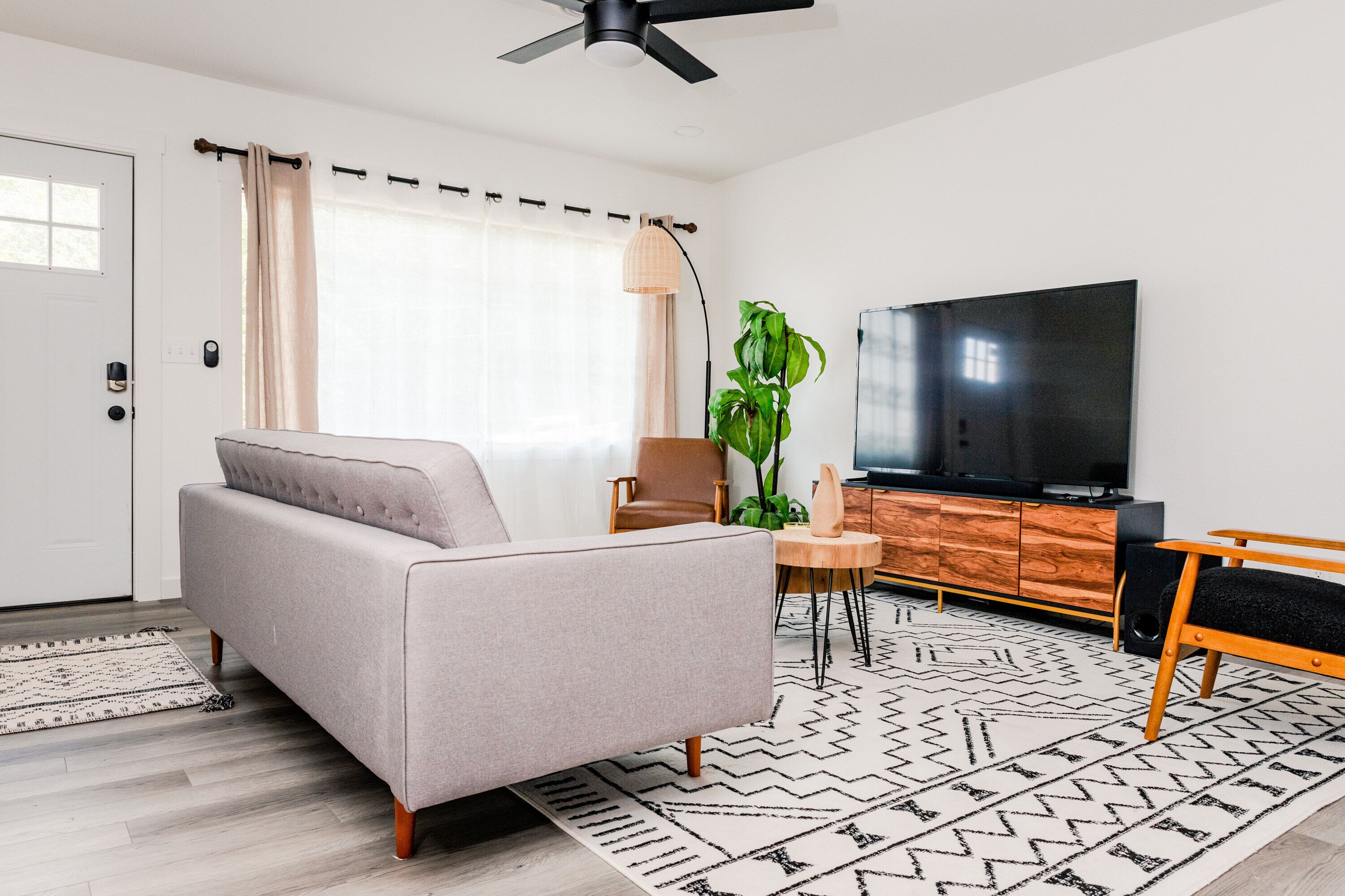 Downtown on Township! 6 min From UofA! Walkable amenities!