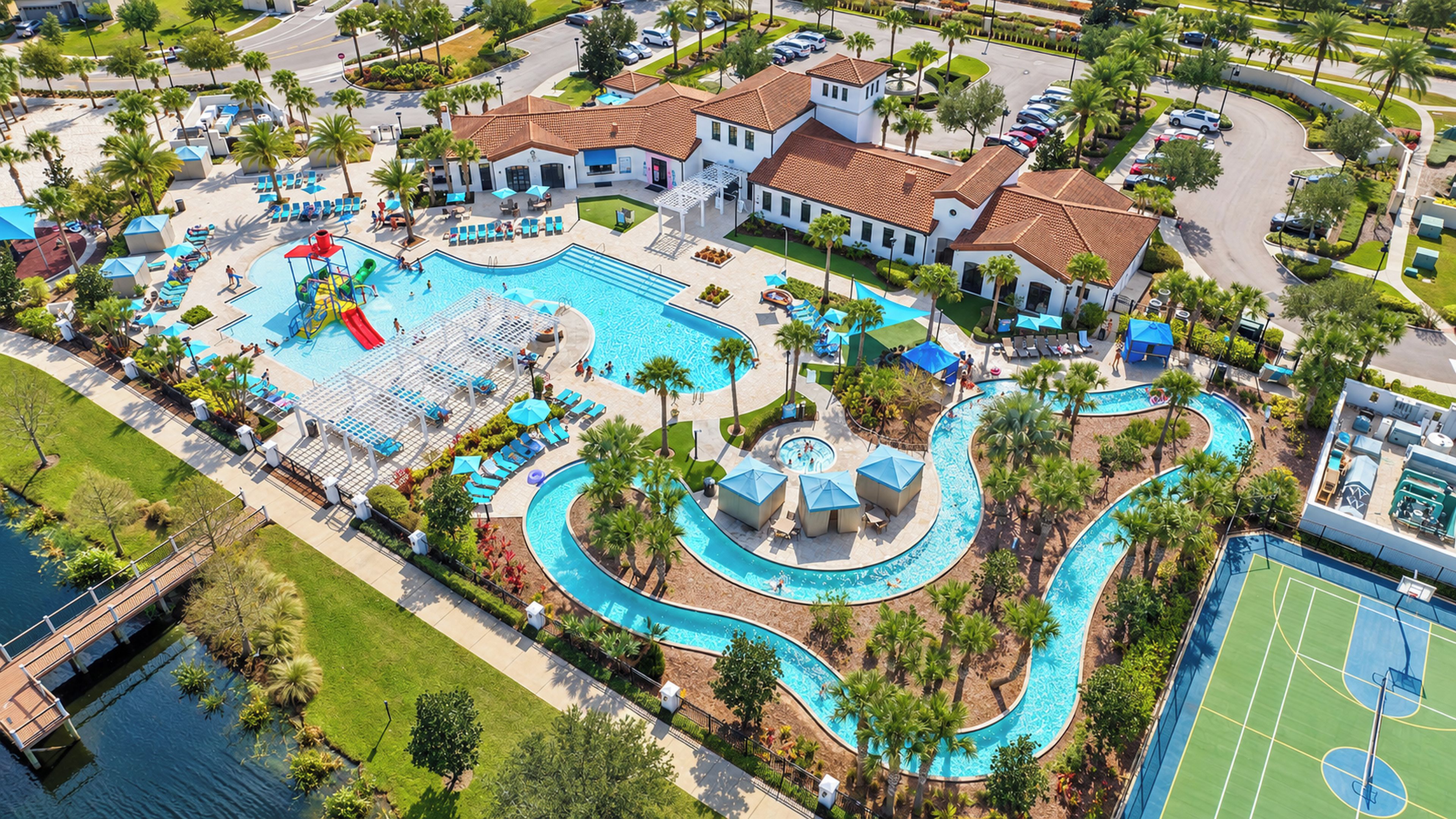 Vista aérea de un resort con varias piscinas, zonas de descanso y una cancha de tenis.