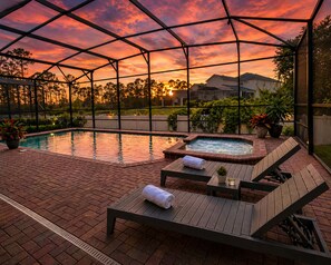 Uma área de piscina com hidromassagem, espreguiçadeiras e uma estrutura de pérgola.