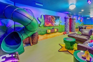Children’s area - Mario Game Loft & Slide · Sleeps 26 · 4mi Disney · Free Heated Pool & Spa (Kissimmee)