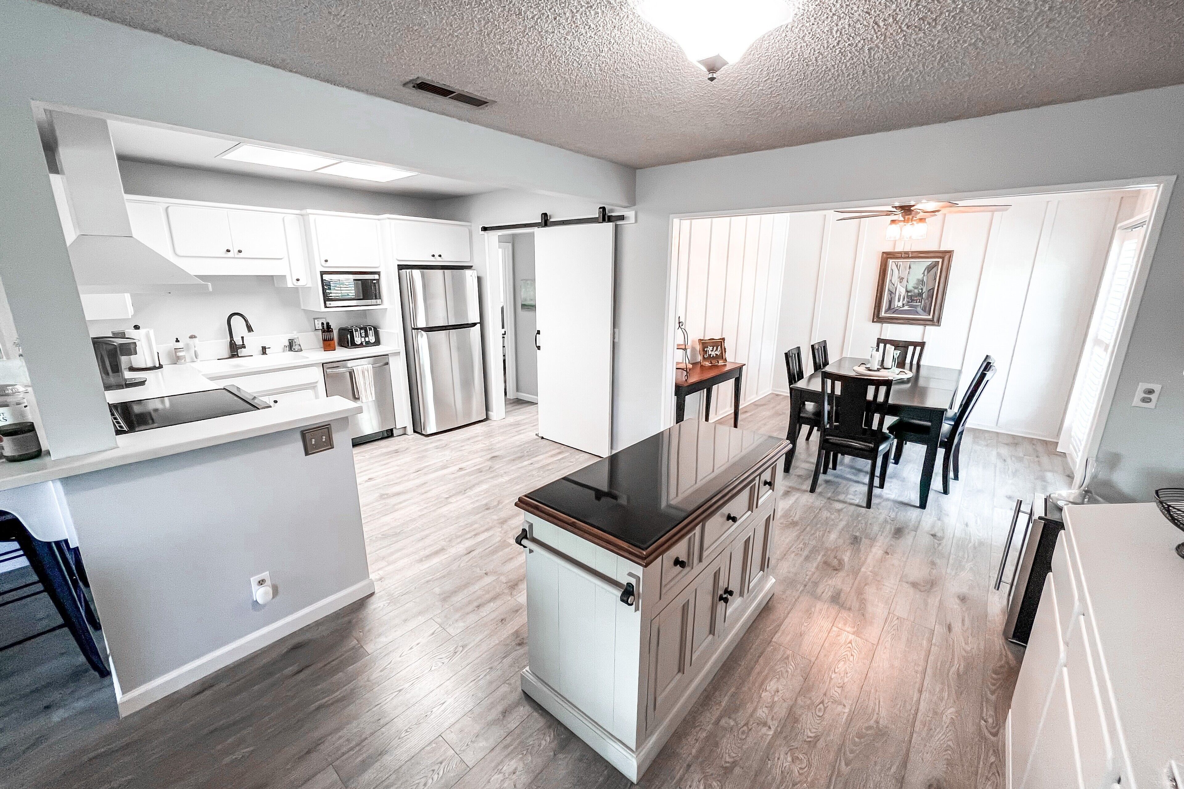 Beach Condo with Pool Access, Quick Walk to Beach