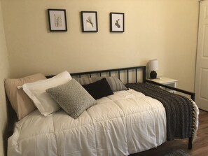 5 camere, una scrivania, ferro/asse da stiro, Wi-Fi gratuito