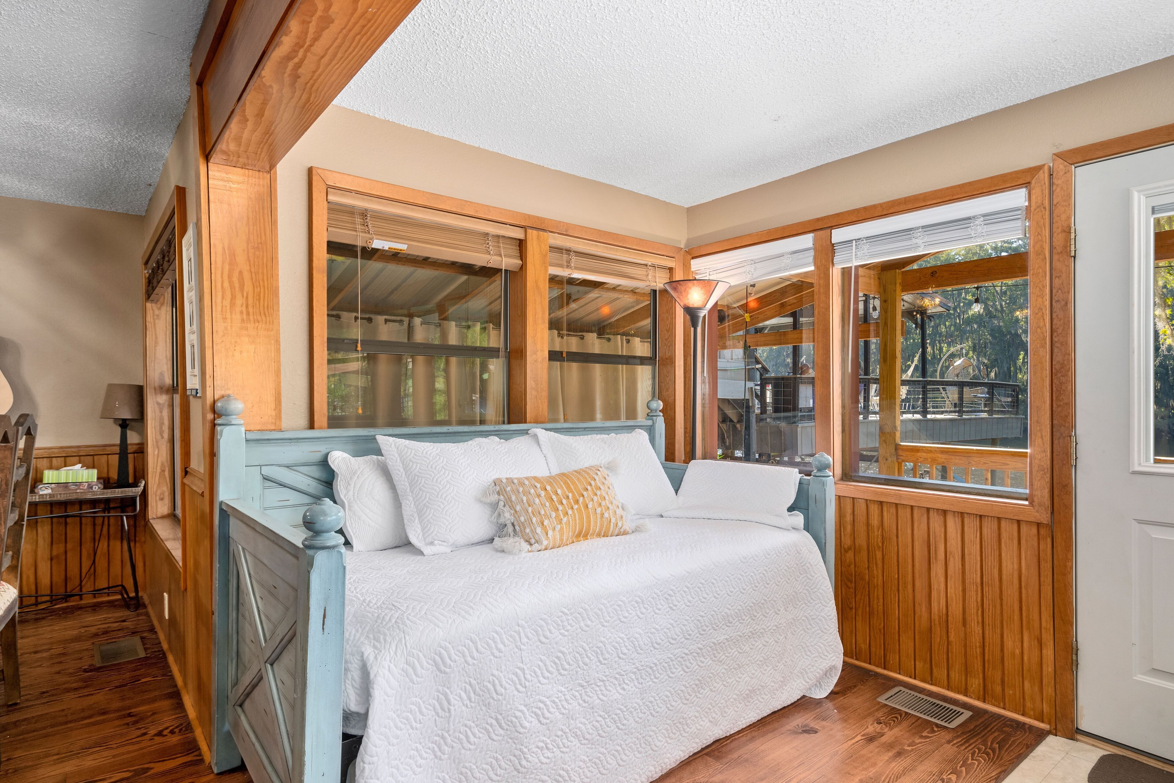 *WATERFRONT* cottage with *AMAZING* views of Big Cypress Bayou Caddo Lake