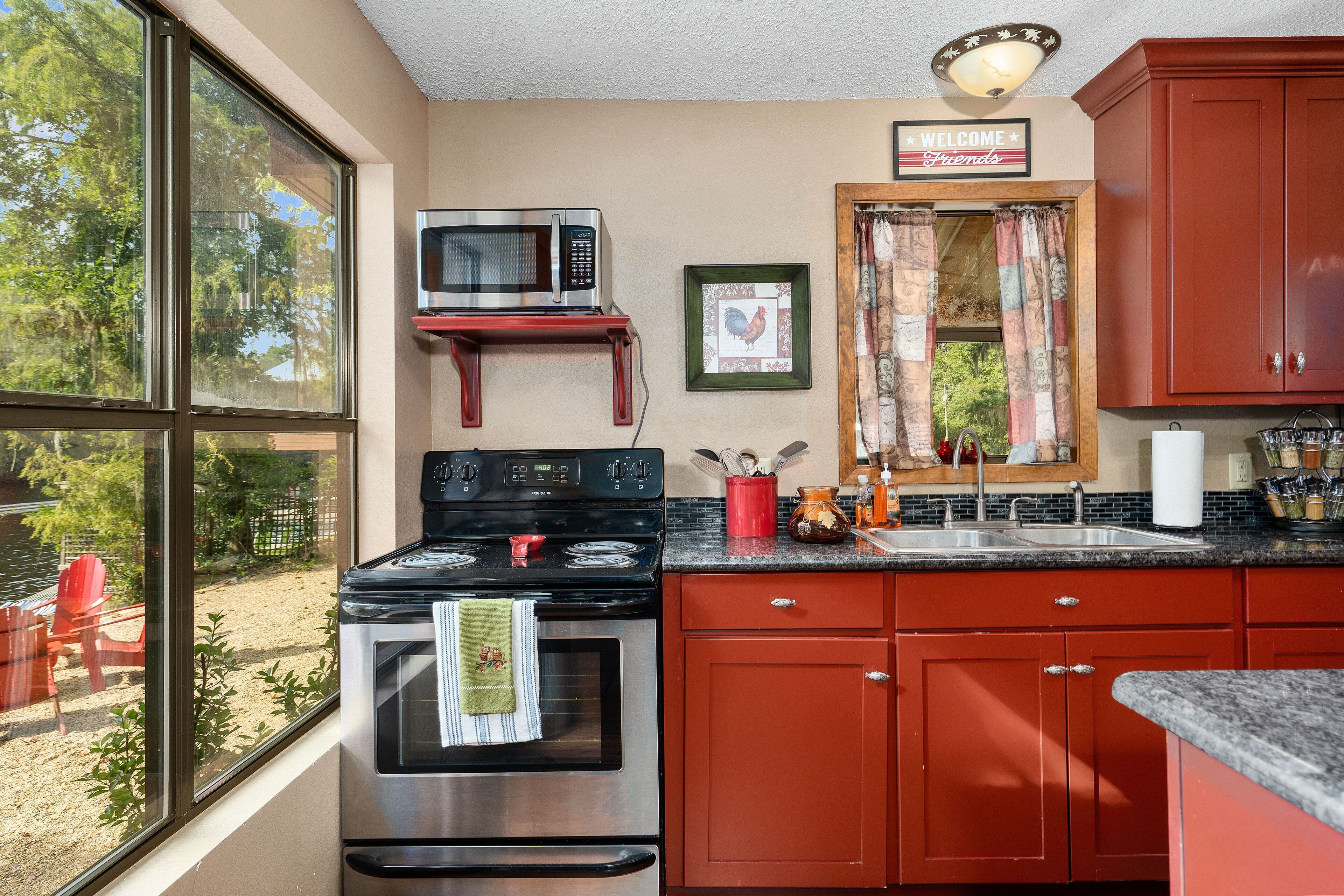 *WATERFRONT* cottage with *AMAZING* views of Big Cypress Bayou Caddo Lake