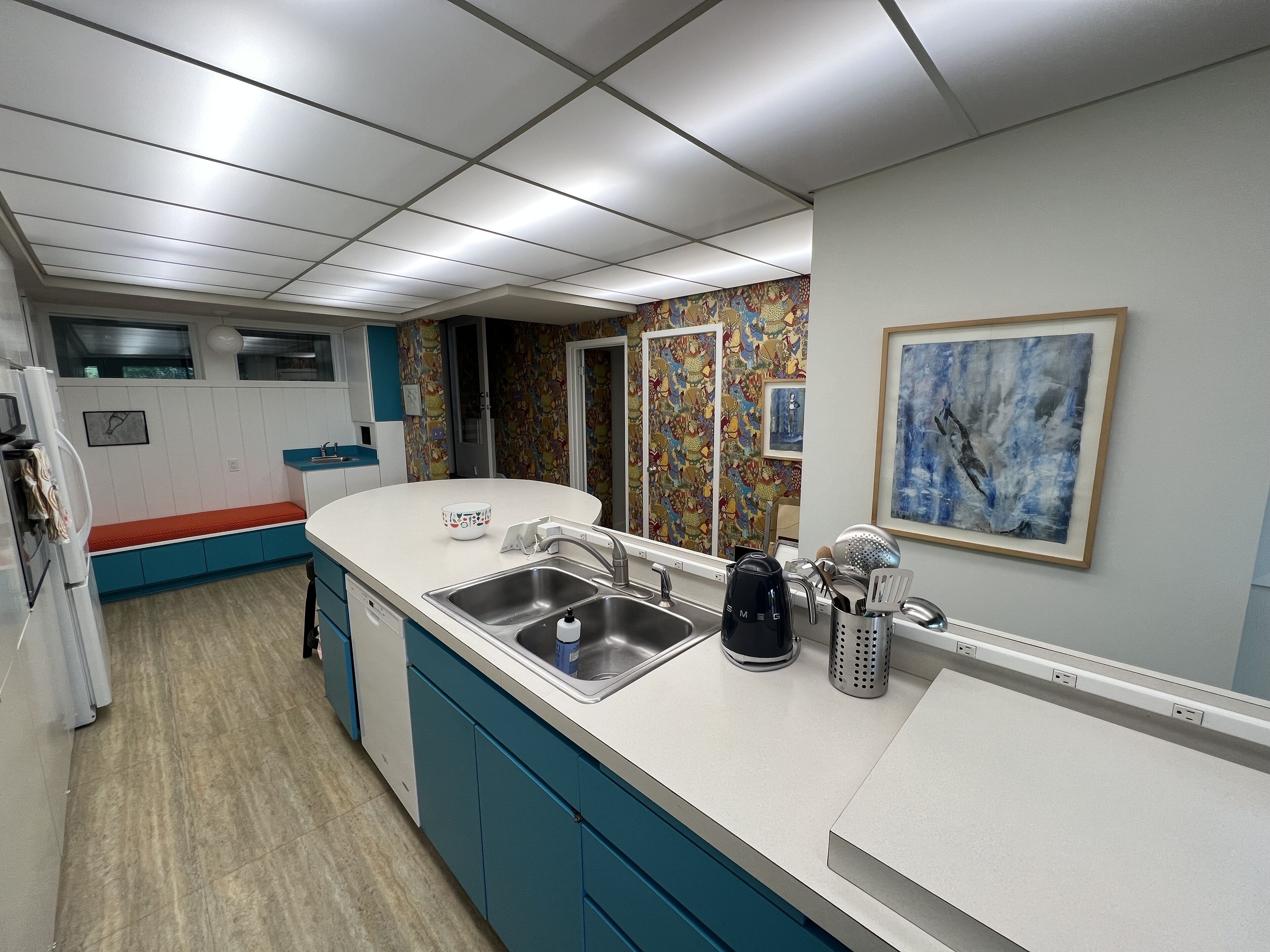 Classic Mid Century Modern 5 BR 3 Bth Lake Home. 20 minutes from downtown Mpls..