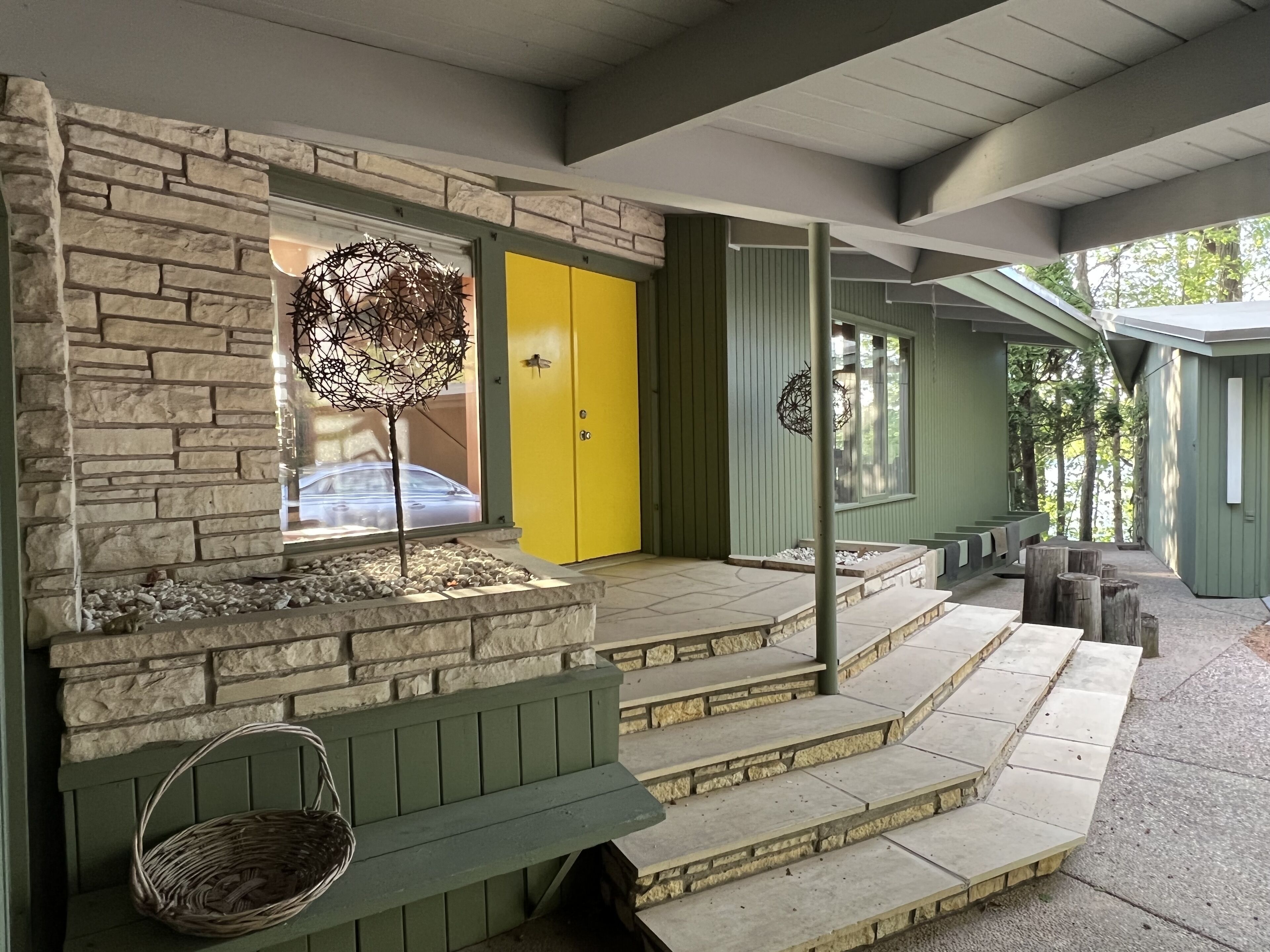 Classic Mid Century Modern 5 BR 3 Bth Lake Home. 20 minutes from downtown Mpls..