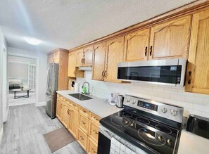 Kjøleskap, mikrobølgeovn, kokeplater og kaffetrakter/tekoker