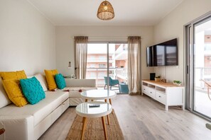 Smart TV - Bright Apartment with Pool in Portimão | 5 Min Walk to the Beach by Lisbeyond (Portimão)