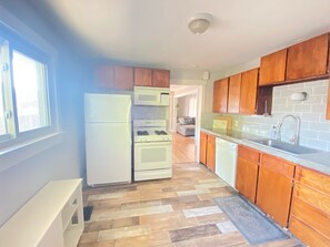 Køleskab, mikrobølgeovn, ovn, kogeplade