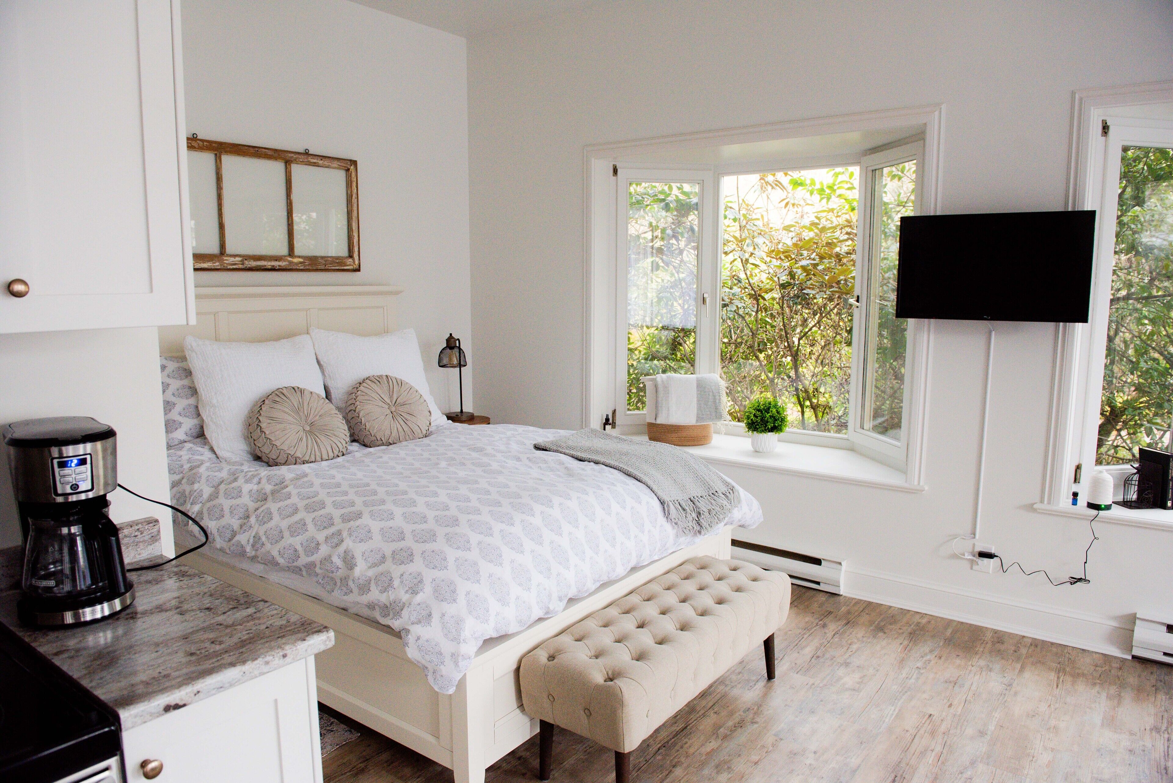 Anderson Lane Studio l Beach Access l TV I Kitchen