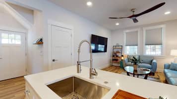 Een smart-tv en een stereo