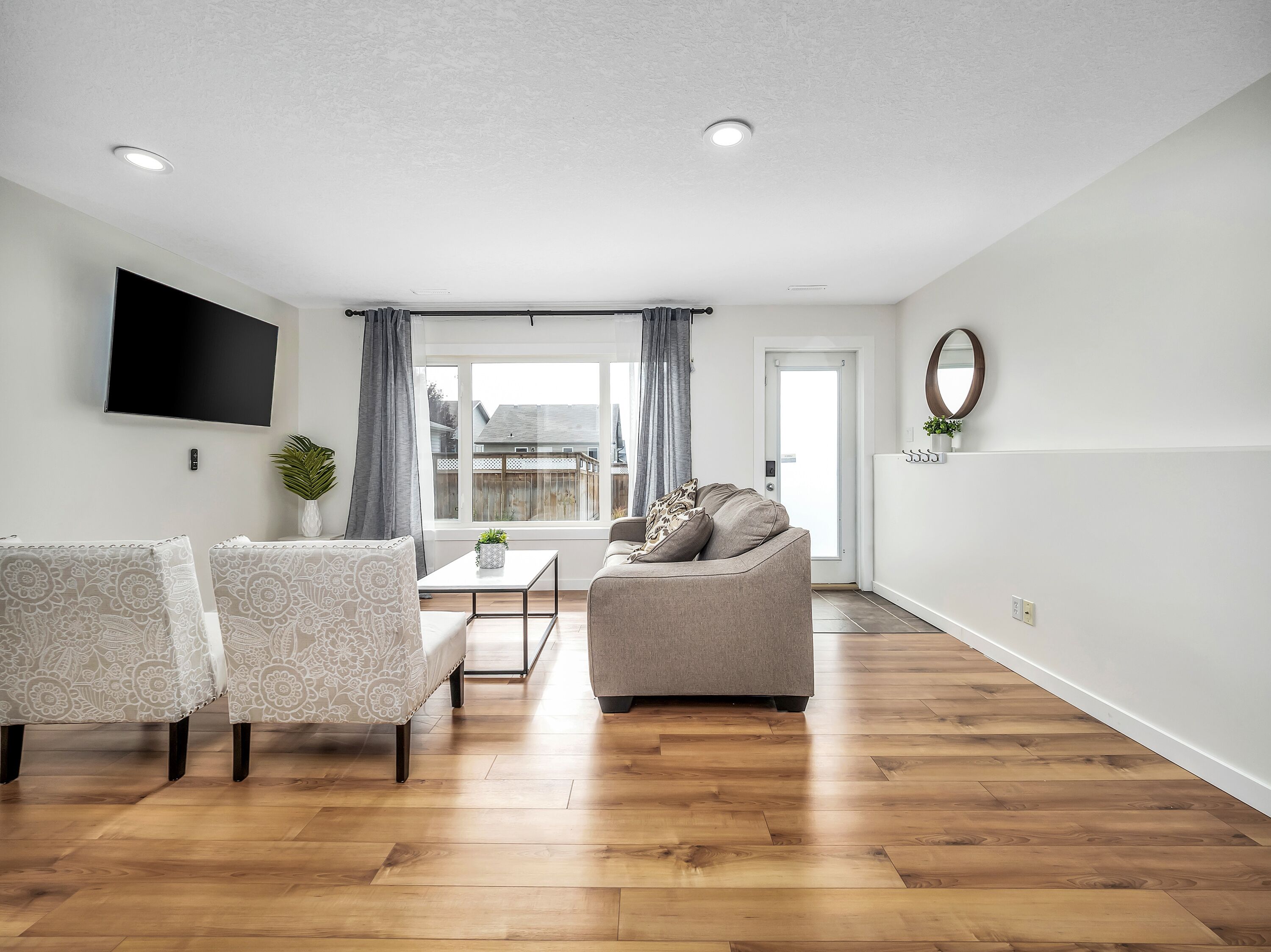 Modern King Suite with 1 bedroom + sofa bed West Lethbridge