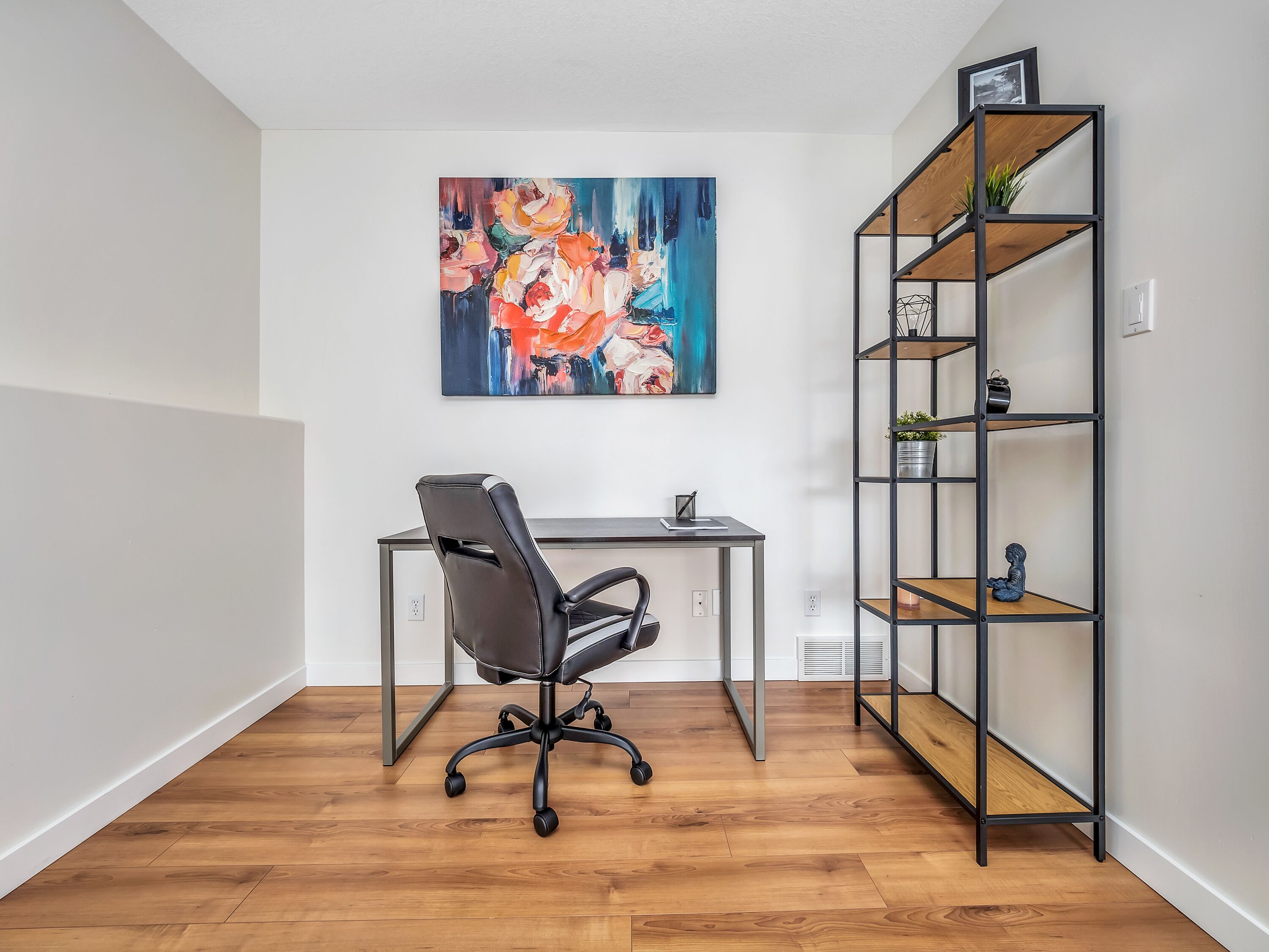 Modern King Suite with 1 bedroom + sofa bed West Lethbridge