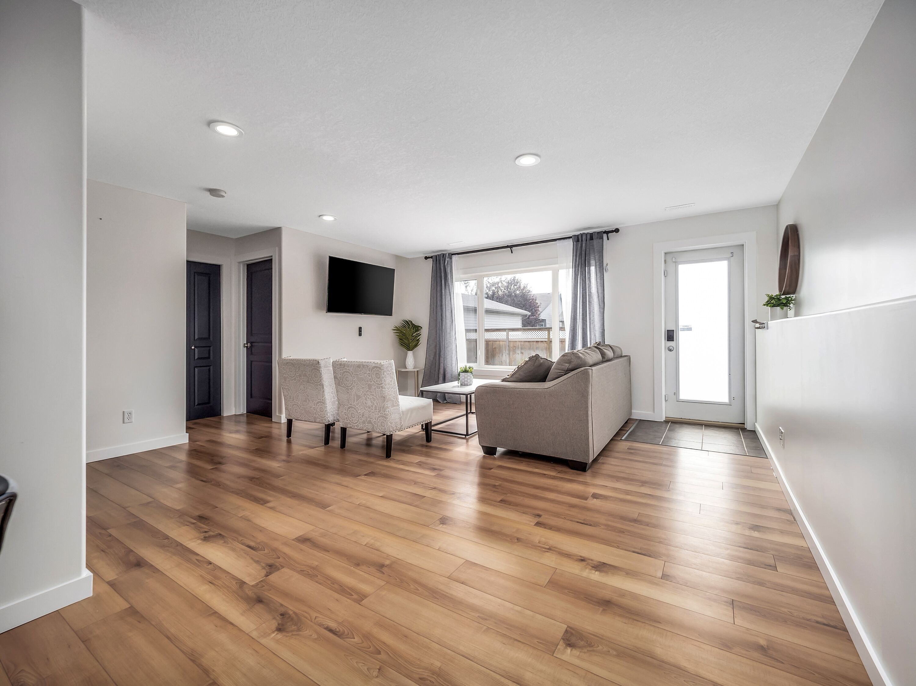 Modern King Suite with 1 bedroom + sofa bed West Lethbridge