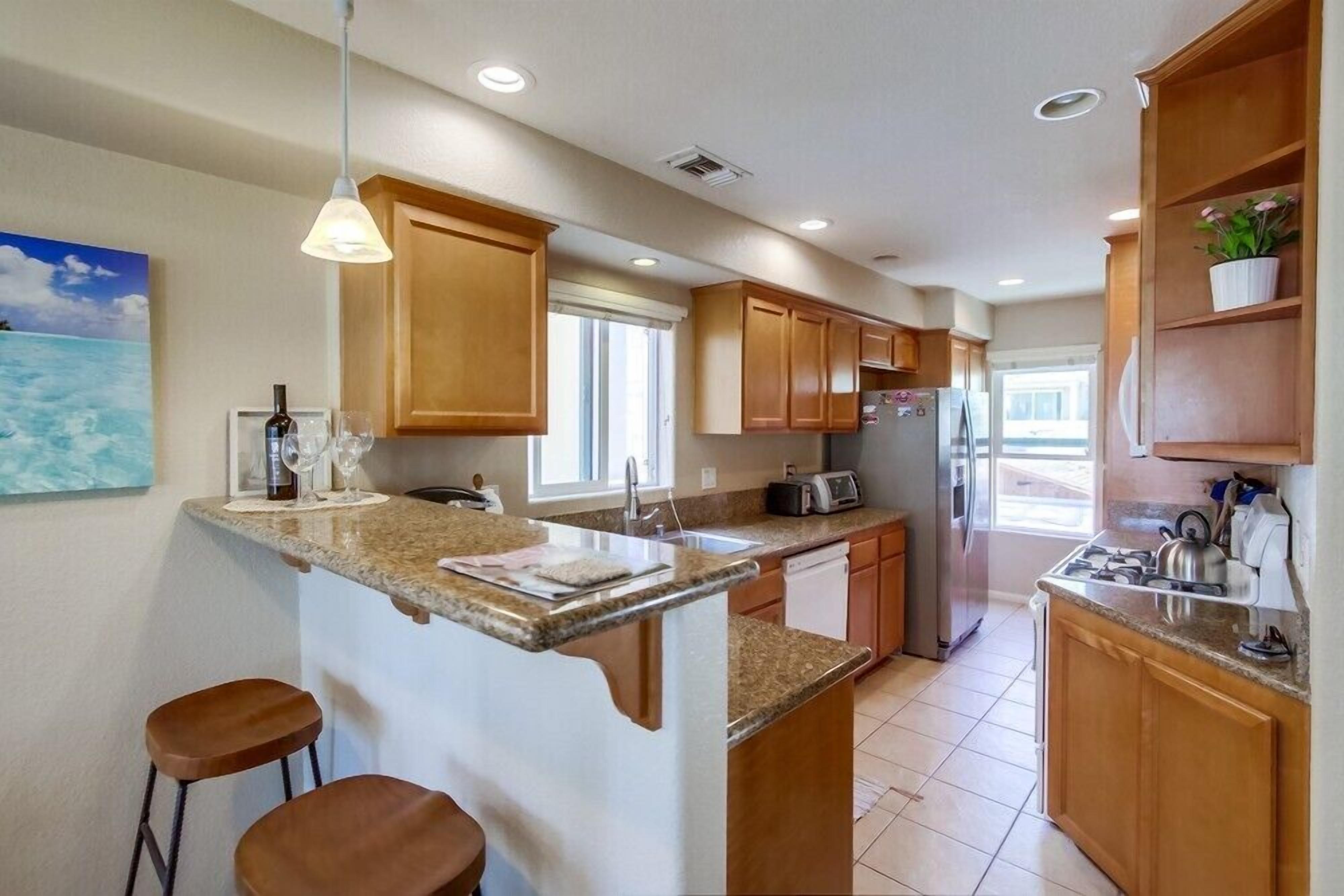 3 Level House ☆ 3 Patios ☆ Ocean View Sky Deck