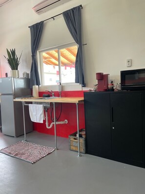 Refrigerador, microondas, cafetera y tetera y tostadora 