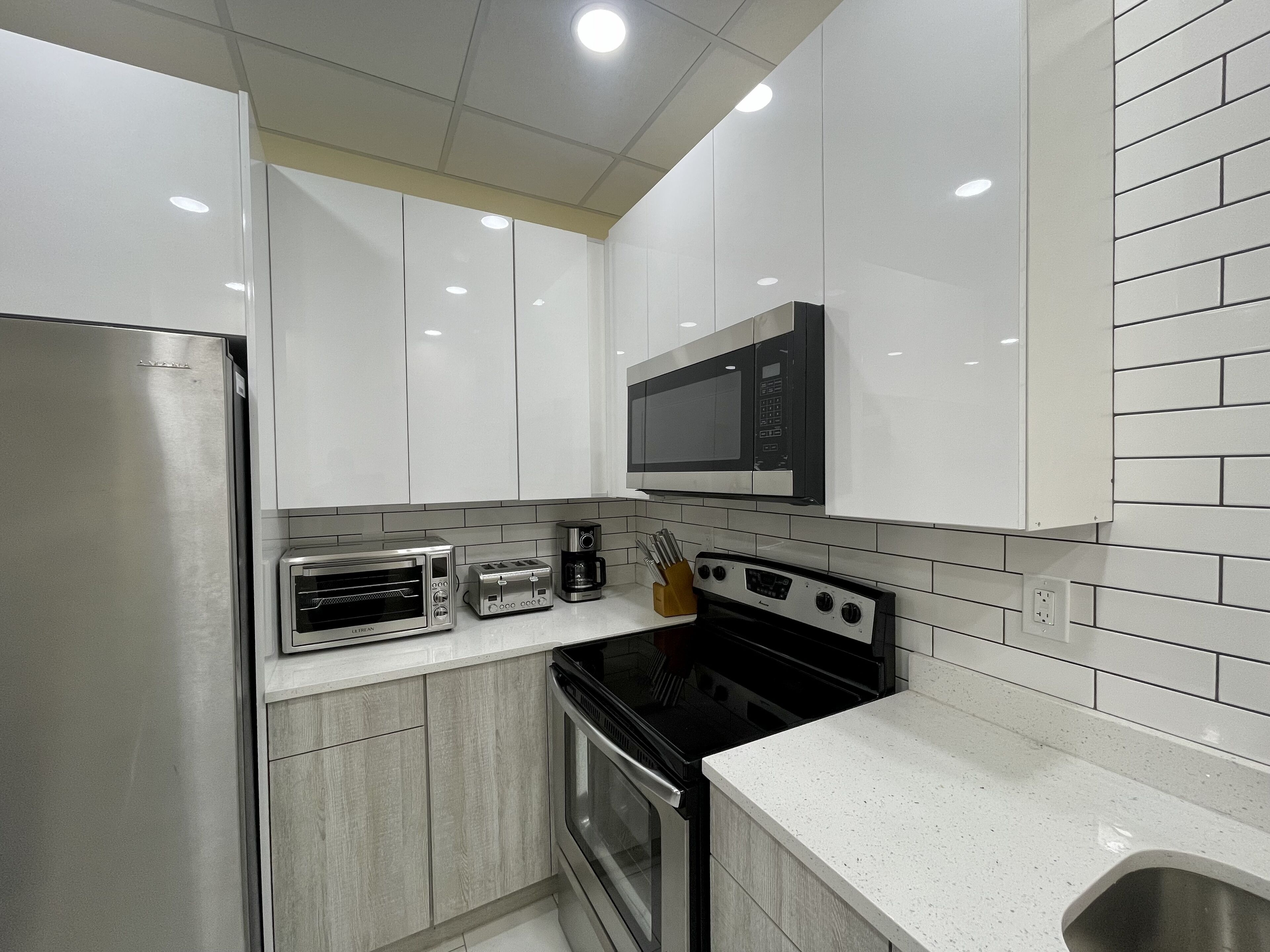 FREE PARKING!Sleeps 8 Newly renovated 3bedroom Loft close to highway