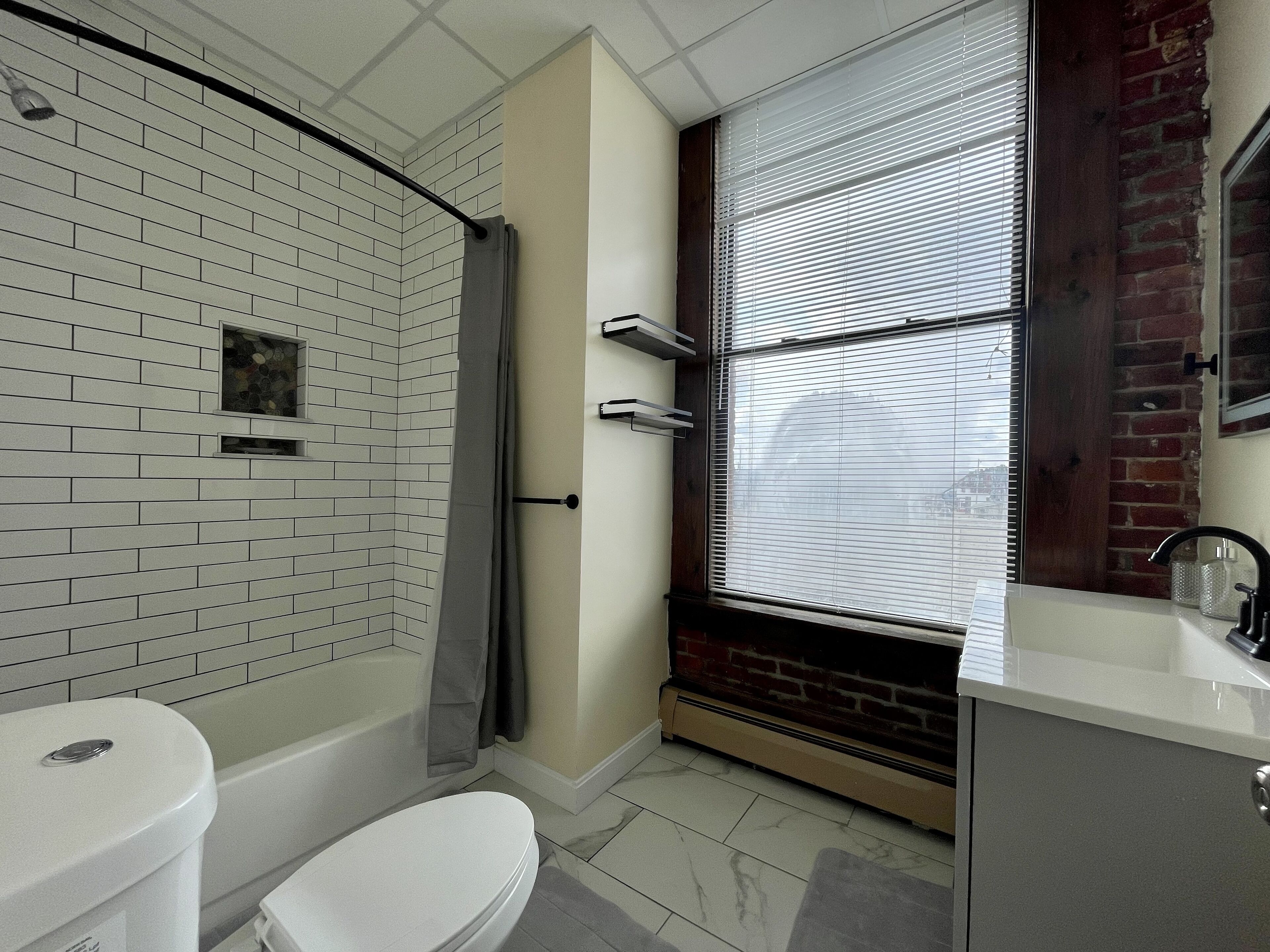 FREE PARKING!Sleeps 8 Newly renovated 3bedroom Loft close to highway