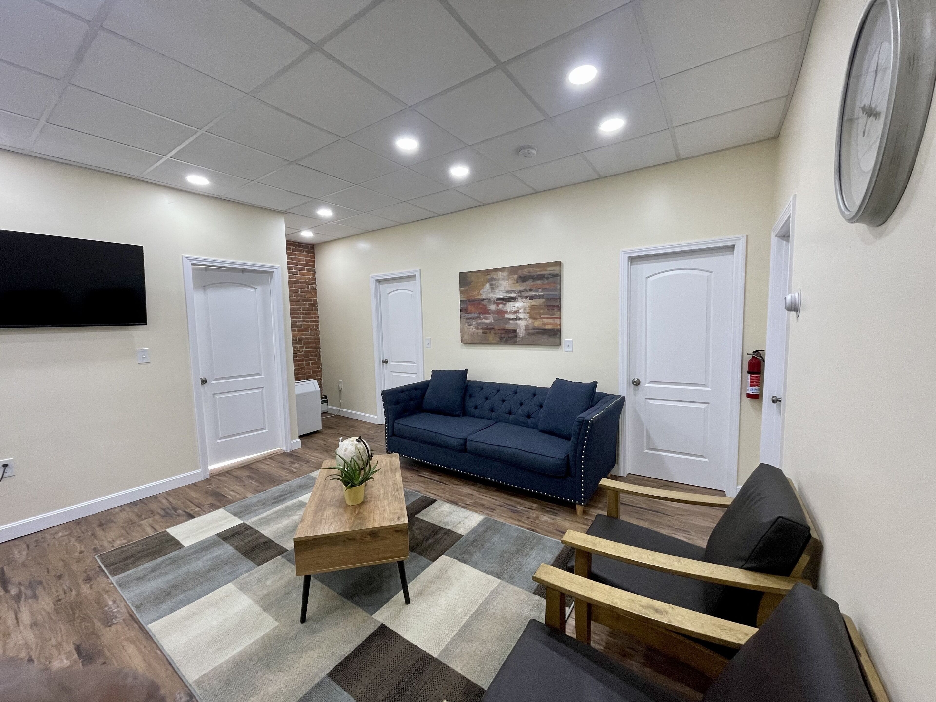 FREE PARKING!Sleeps 8 Newly renovated 3bedroom Loft close to highway