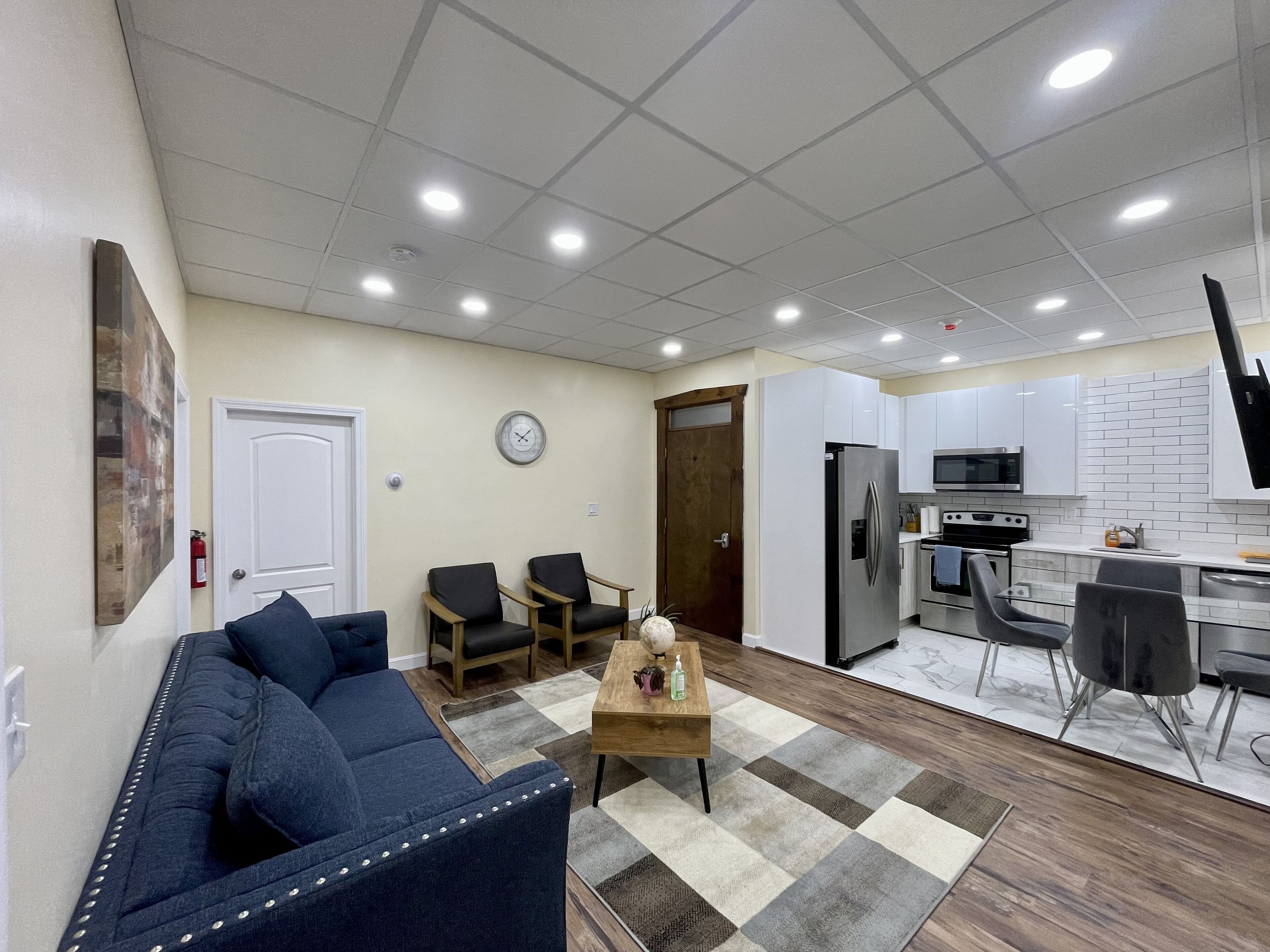 FREE PARKING!Sleeps 8 Newly renovated 3bedroom Loft close to highway