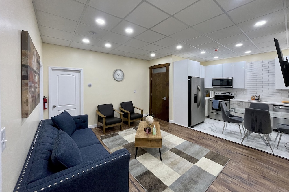 FREE PARKING!Sleeps 8 Newly renovated 3bedroom Loft close to highway