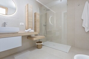 Dusche, Haartrockner, Bidet, Handtücher