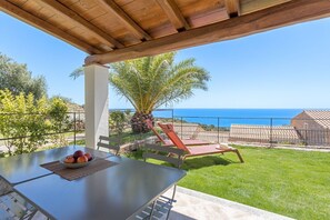 Outdoor dining - Casa del Mare Blu - Seaview apartment with pool (Tertenia)