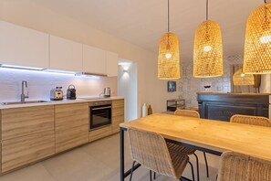 Kühlschrank, Ofen, Geschirrspüler, Wasserkocher mit Kaffee-/Teezubehör