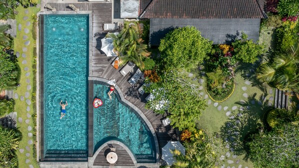 Piscine extérieure, parasols de plage
