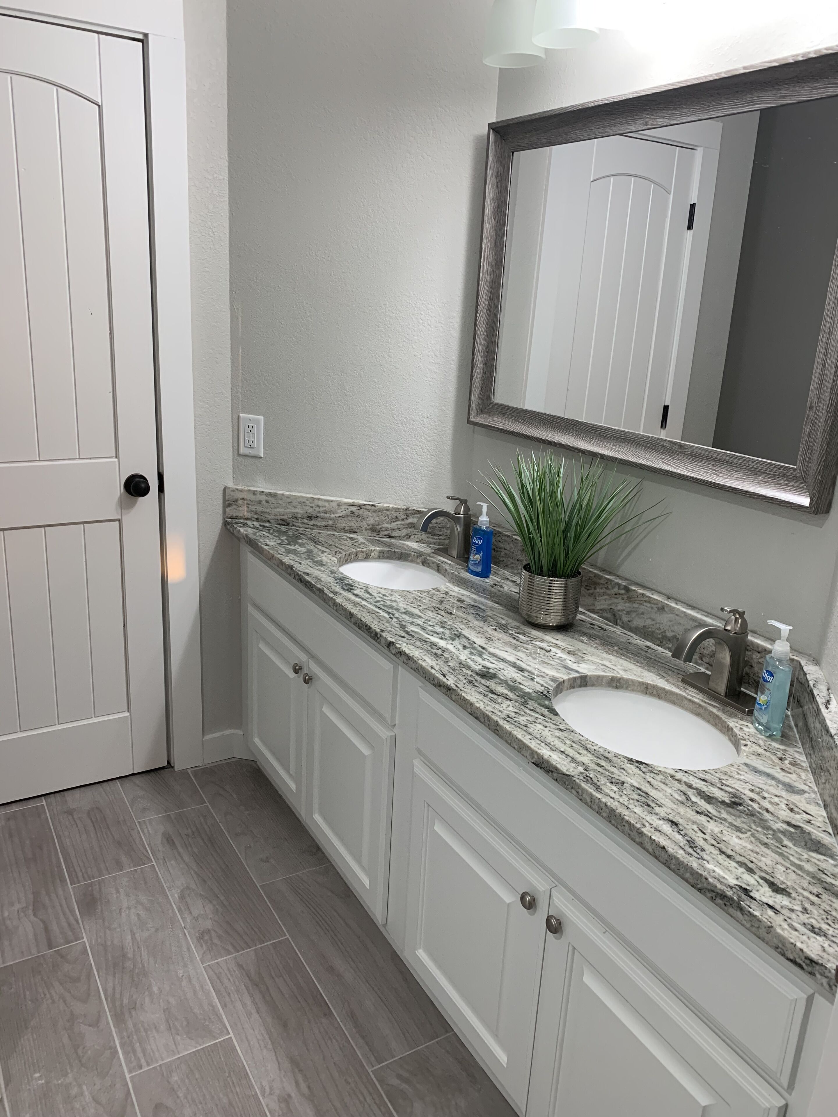 Experience the Ultimate Getaway in Hot Springs' premier Condo with Lake Views