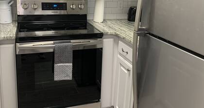 Experience the Ultimate Getaway in Hot Springs' premier Condo with Lake Views
