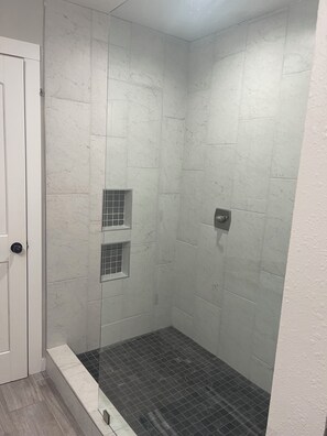 Ensemble douche/baignoire, articles de toilette gratuits, sèche-cheveux
