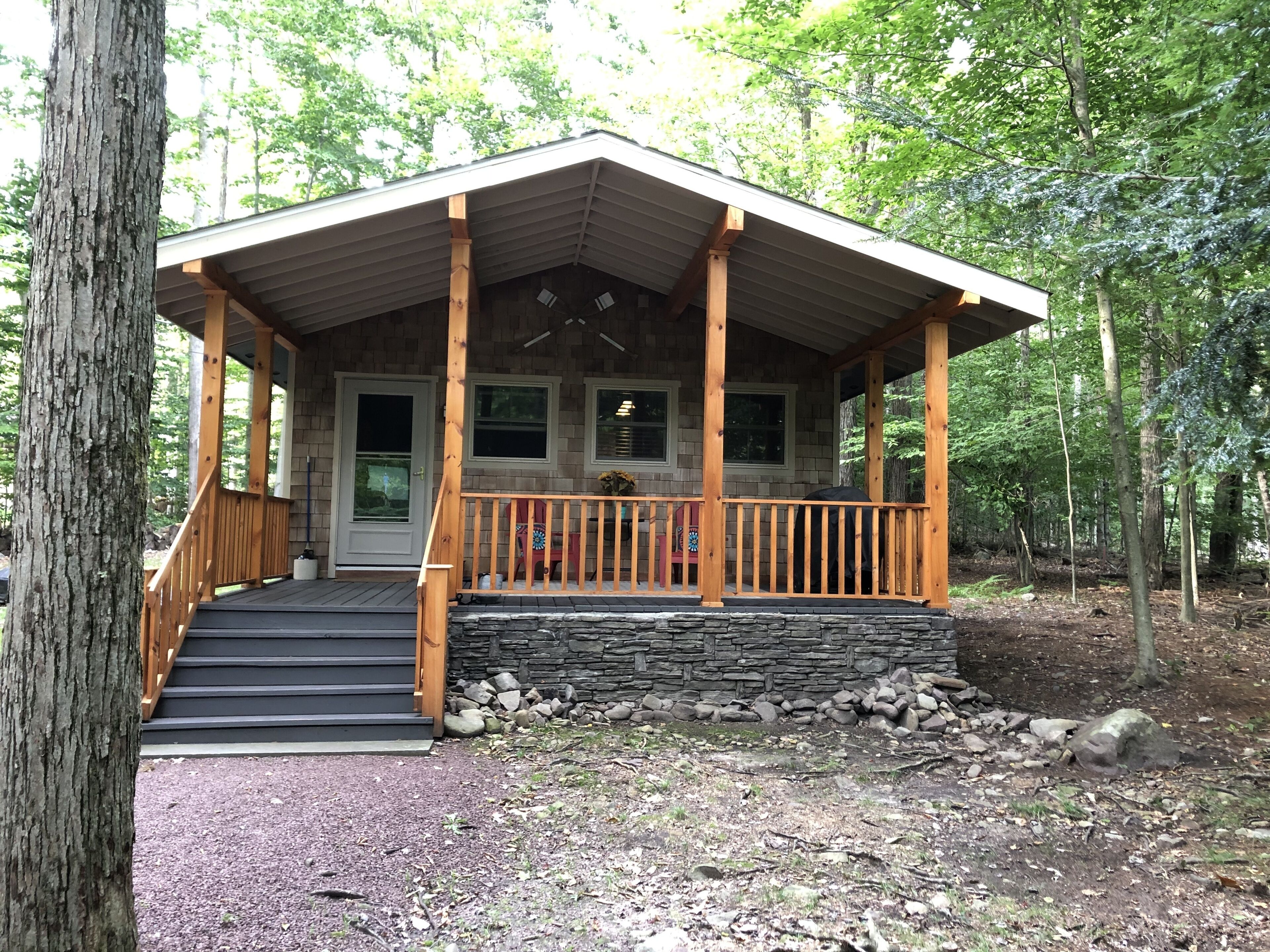 Quaint little bungalow in the Lake Naomi community