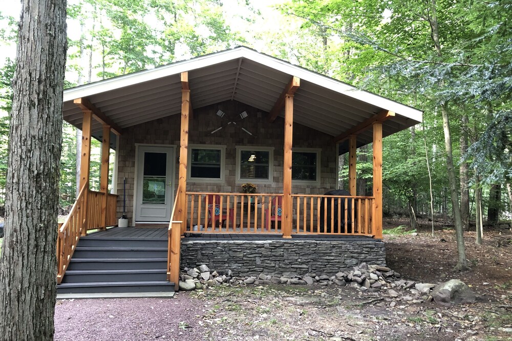Quaint little bungalow in the Lake Naomi community