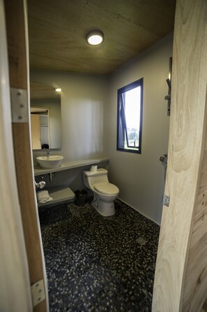 Dusch, handdukar, tvål och toalettpapper