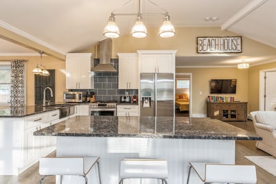 Heated Saltwater Pool,Outdoor shower&Private Serene House 3 Bedroom+2 Full bath