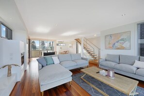 TV - Merri Seaview - seaside accommodation near the CBD (Warrnambool)