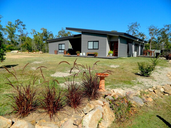 A modern two-story house with a flat roof and large windows. - Cherry Mango Guesthouse (Kullogum)