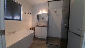 Bathtub, hair dryer, towels, soap - Cherry Mango Guesthouse (Kullogum)