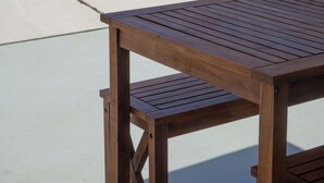 A wooden table and chairs in a backyard with a swimming pool, lounge chairs, and a fence. - 4bd & Sleeps up to 10 - Saltwater Pool, Sunloungers, Mini Golf & Game Room (Indio)