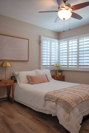 5 habitaciones, tabla de planchar con plancha y cuna de viaje 