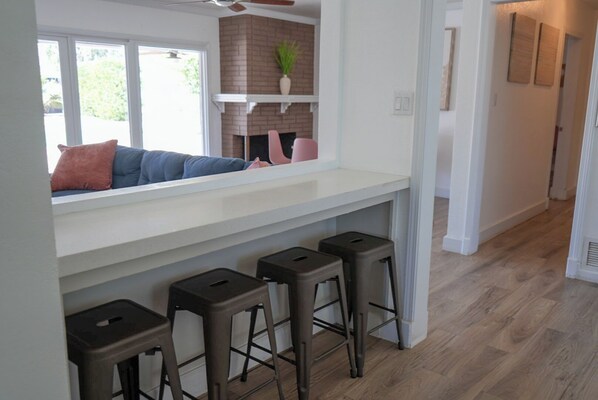 Interior - 4bd & Sleeps up to 10 - Saltwater Pool, Sunloungers, Mini Golf & Game Room (Indio)