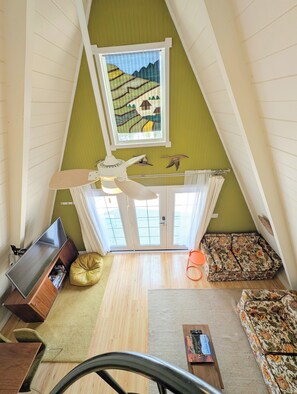 Smart TV, fireplace, music library, stereo