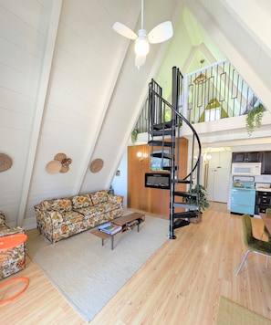 Smart TV, fireplace, music library, stereo - Cozy 1960s A- Frame with Mountain Views (Bodfish)