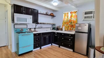 Jääkaappi, mikroaaltouuni, uuni, liesi