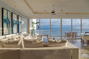 Smart-TV, Bücher, Stereoanlage, Drucker